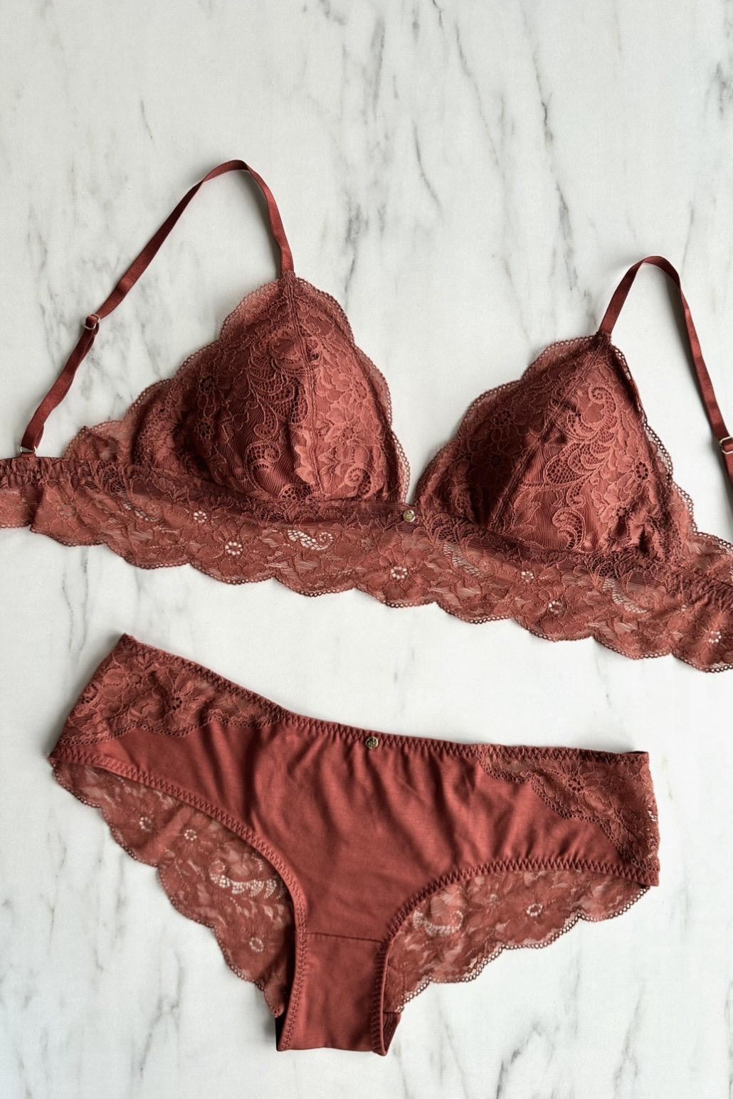 Dessous flatlay von fair produzierter lingerie cinnamon dust rotbraune Unterwäsche