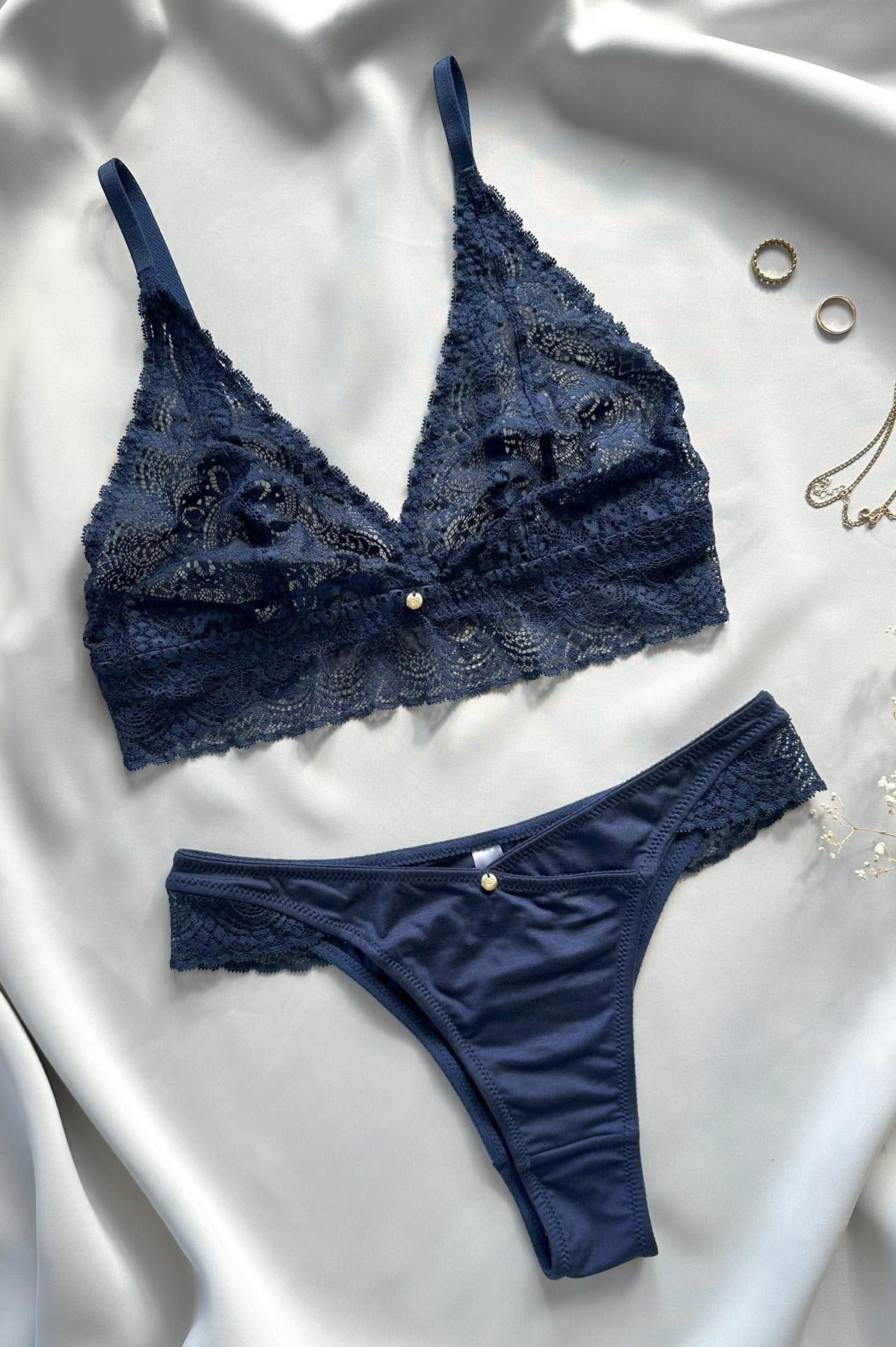 Flatlay Unterwäsche Set dunkelblau durchsichtig gold Details