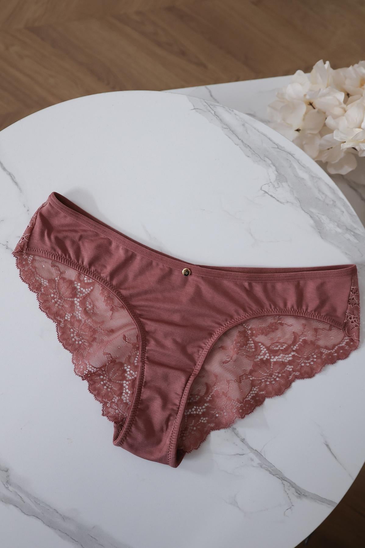 flatlay Panties von Coco Malou Spitzen Slip hautfarben rosa braun