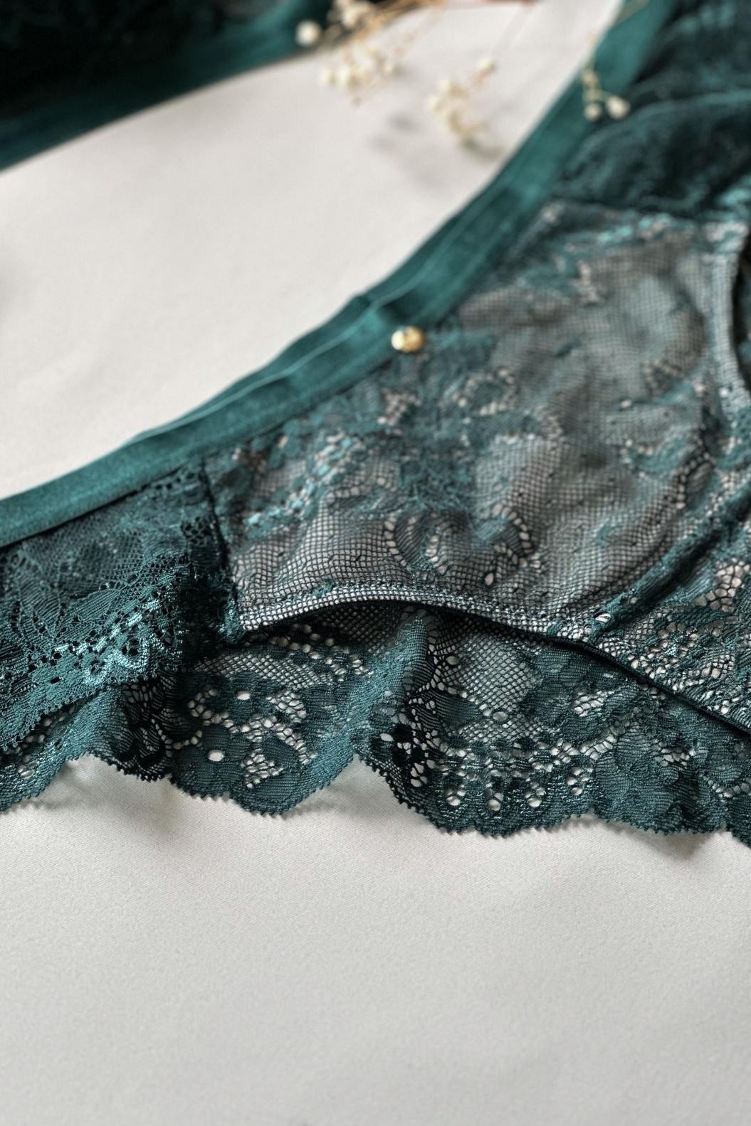 Closeup Spitzen-Slip dunkelgrün edel von Coco Malou Gold Accessoires an Panties