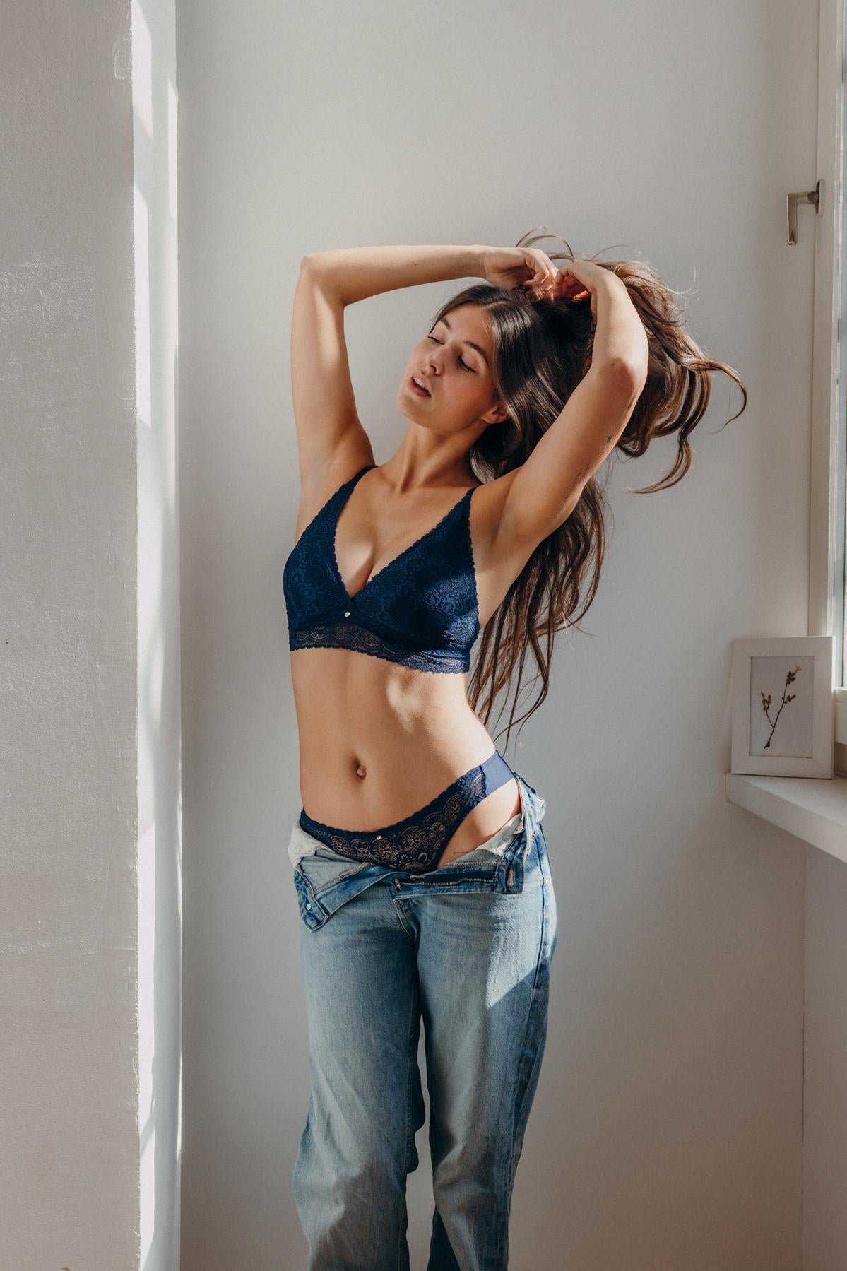 Spitzen-String Outfit dunkelblau nachhaltig feminin