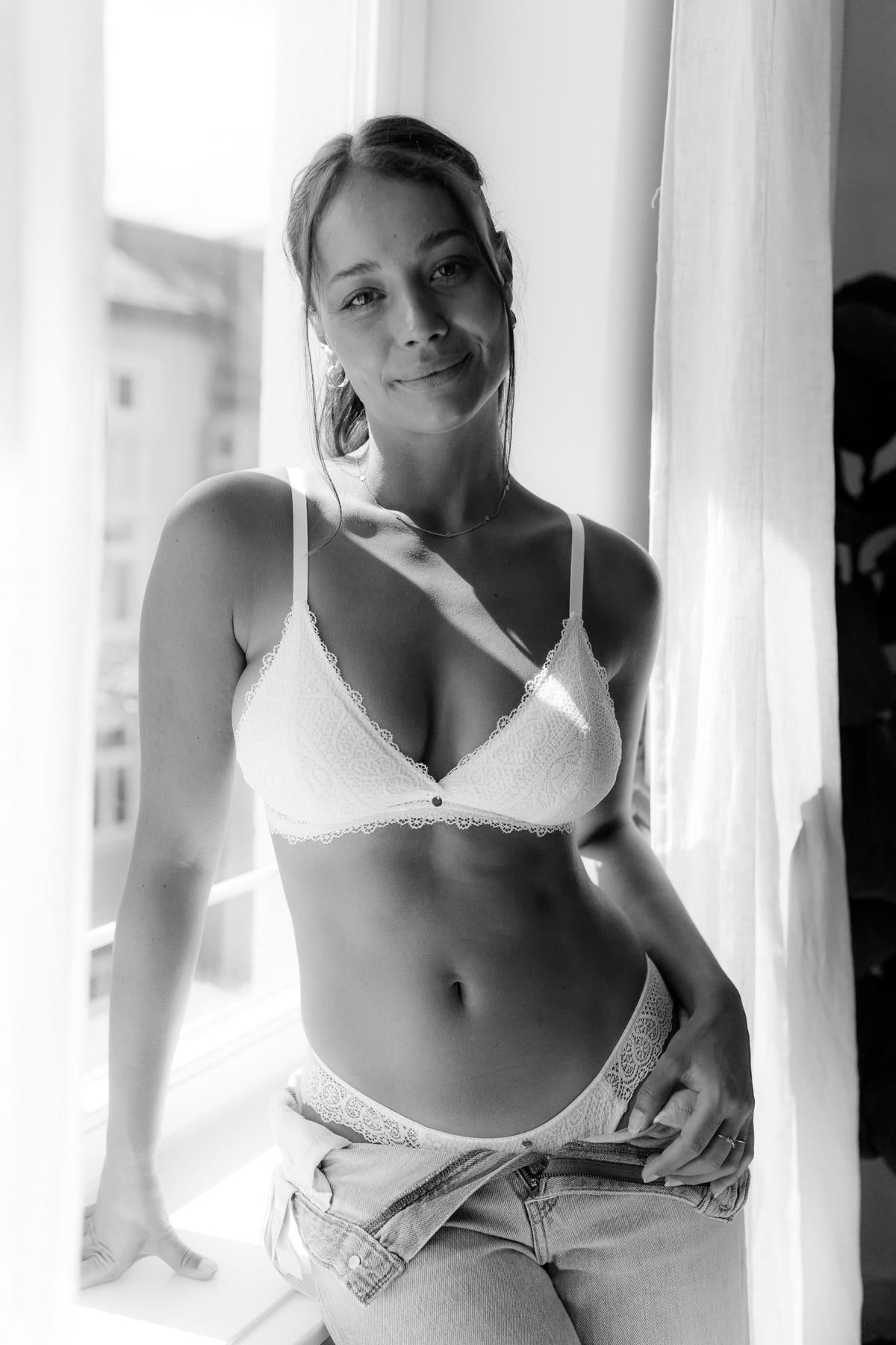 schwarz-weiß Foto weiße Unterwäsche Bralette mit Spitze elegant nachhaltig