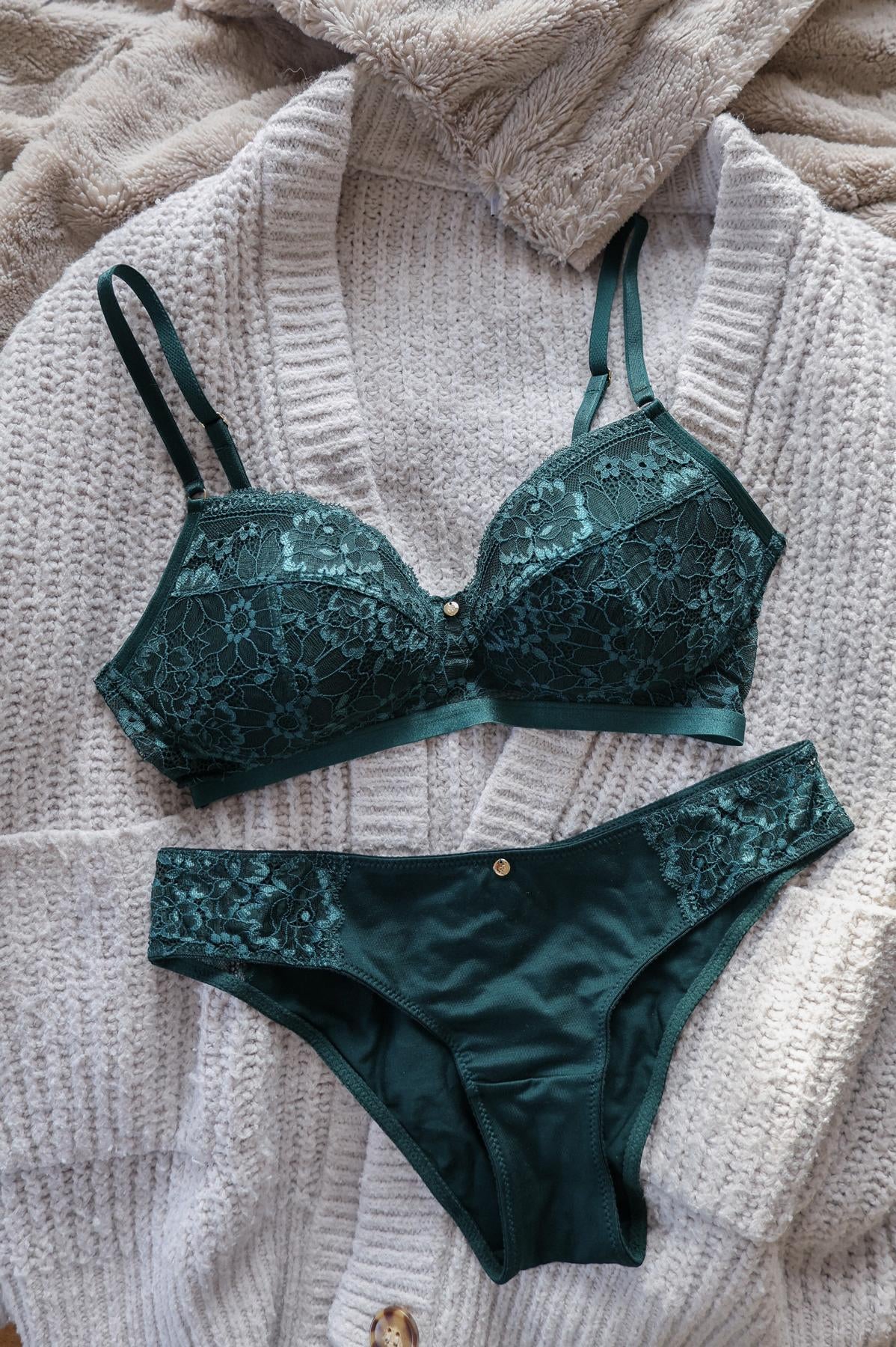 Flatlay Dessous grün Spitze Tencel Lyocell schönes Set