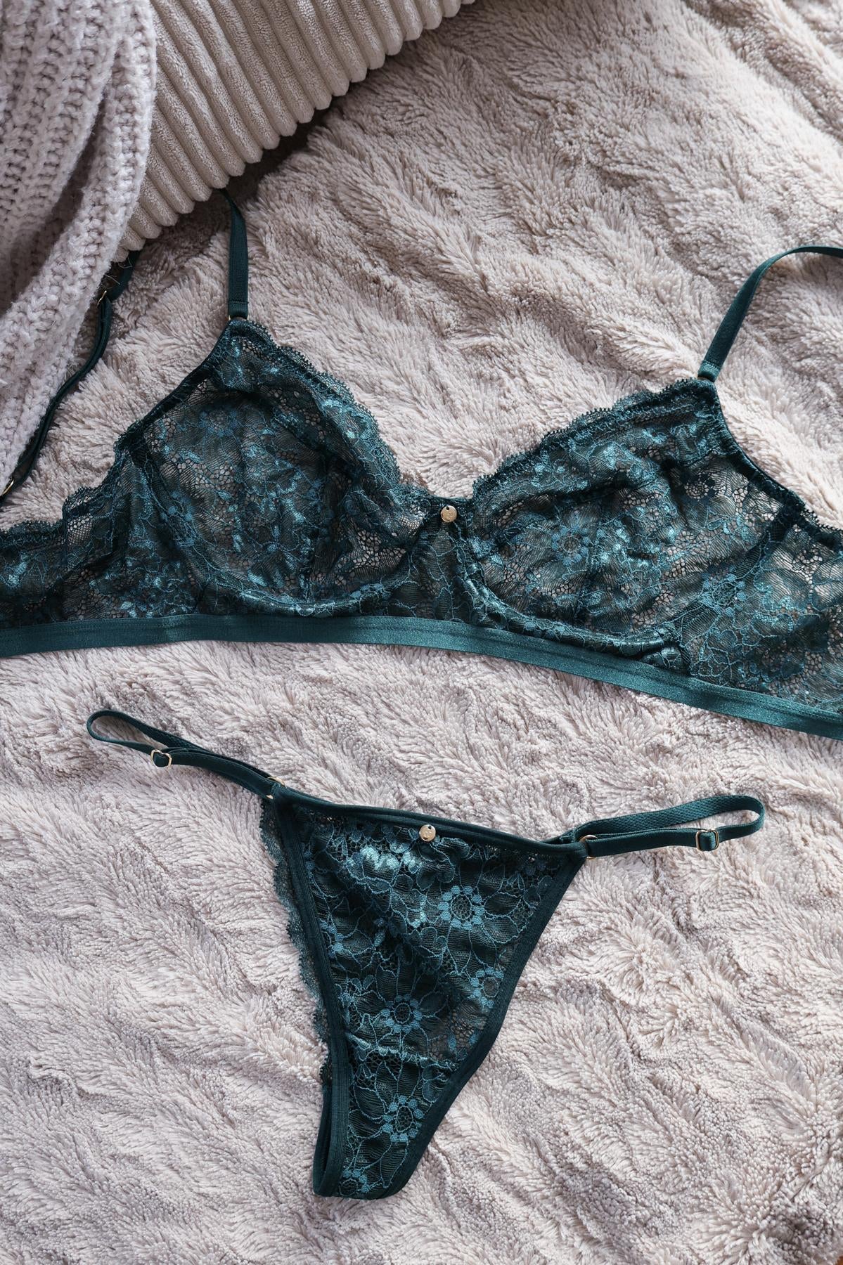 Lingerie Set Flatlay dunkelgrün ohne Pads ohne Bügel hochwertig goldene Details