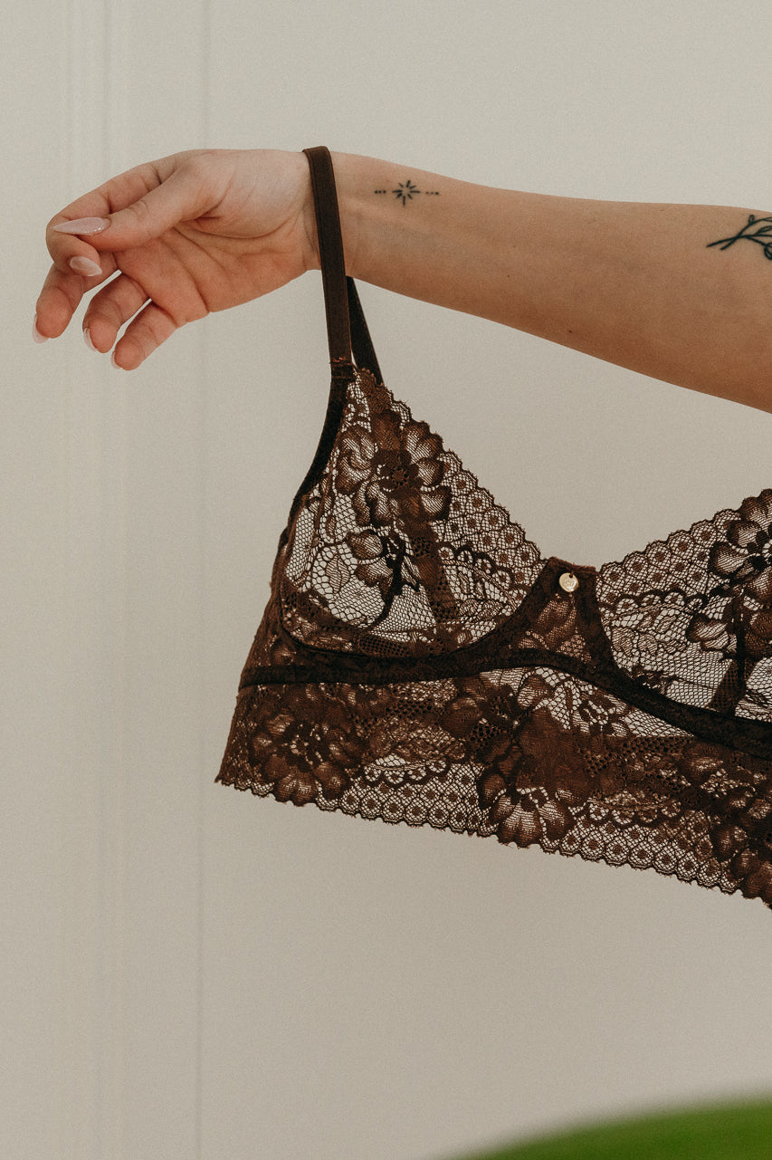 leichtes und nachhaltiges Spitzen-Bralette in Schoko-Braun an Arm