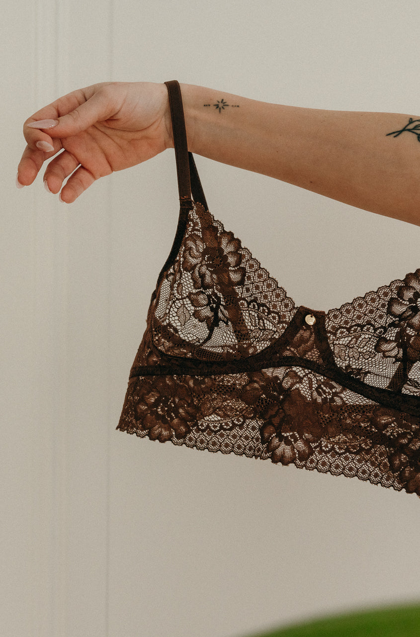 leichtes und nachhaltiges Spitzen-Bralette in Schoko-Braun an Arm