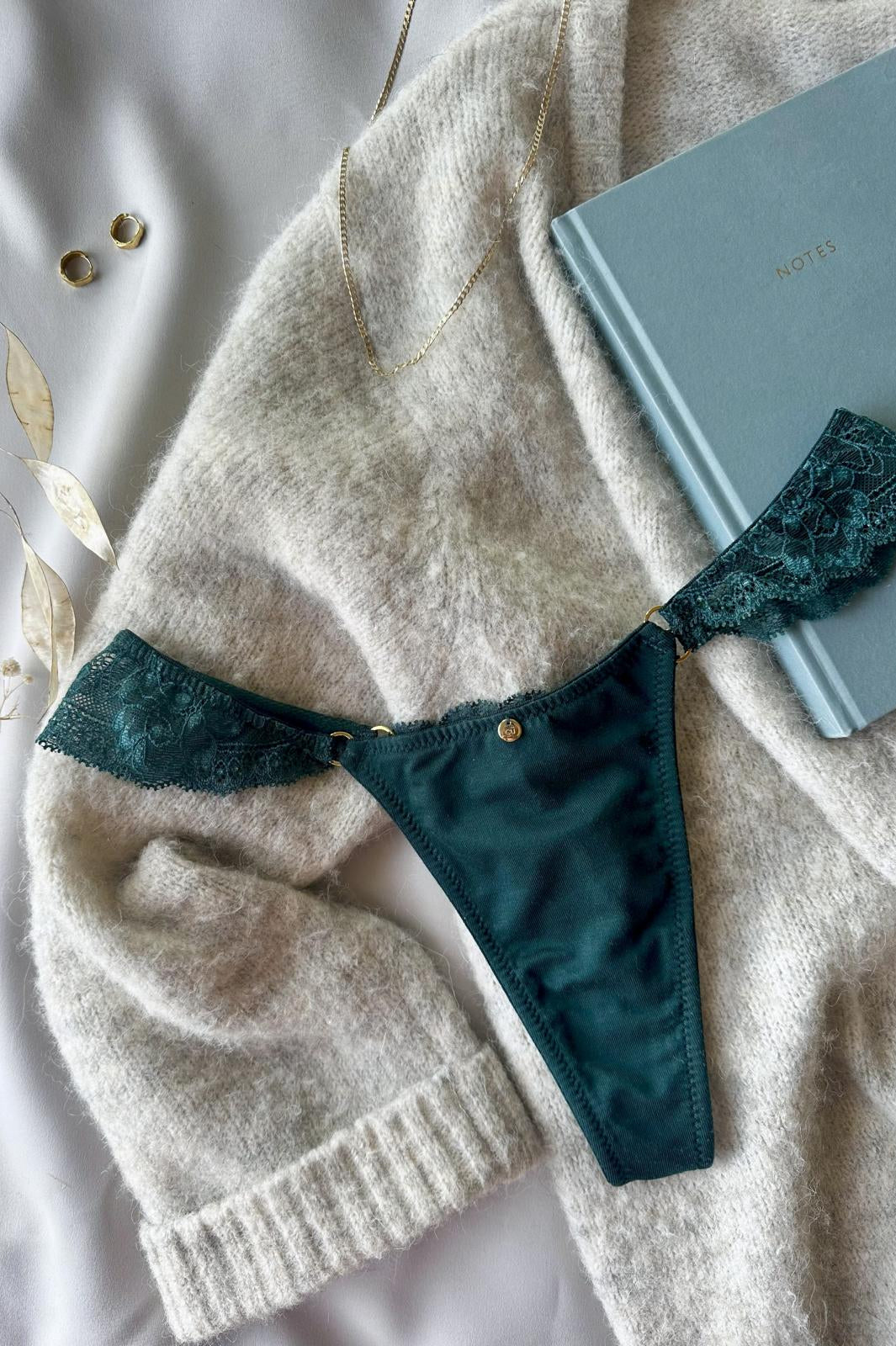 flatlay von edler Unterwäsche nachhaltig und fair hochwertige Geschenkidee Freundin