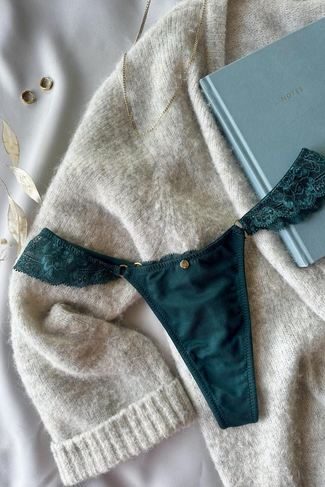 flatlay von edler Unterwäsche nachhaltig und fair hochwertige Geschenkidee Freundin