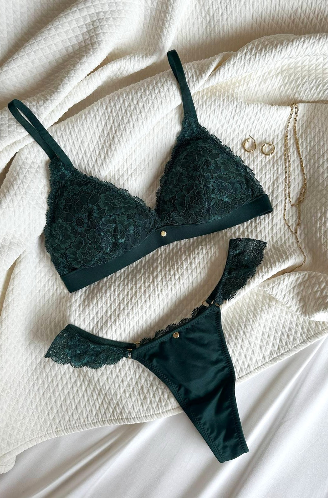 flatlay von edler Unterwäsche nachhaltig und fair hochwertige Geschenkidee Freundin