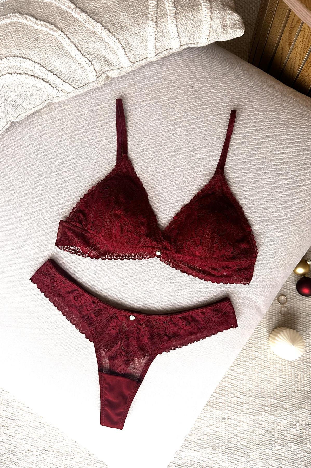 Flatlay roter String und Bralette Dessous hochwertige Unterwäsche Coco Malou