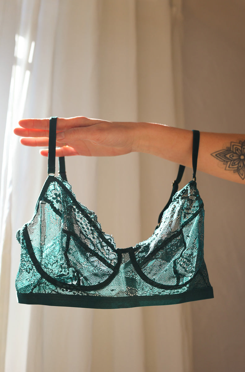 Spitzen-Bralette an Arm vor sonnigem Hintergrund von Coco Malou bügelloser BH