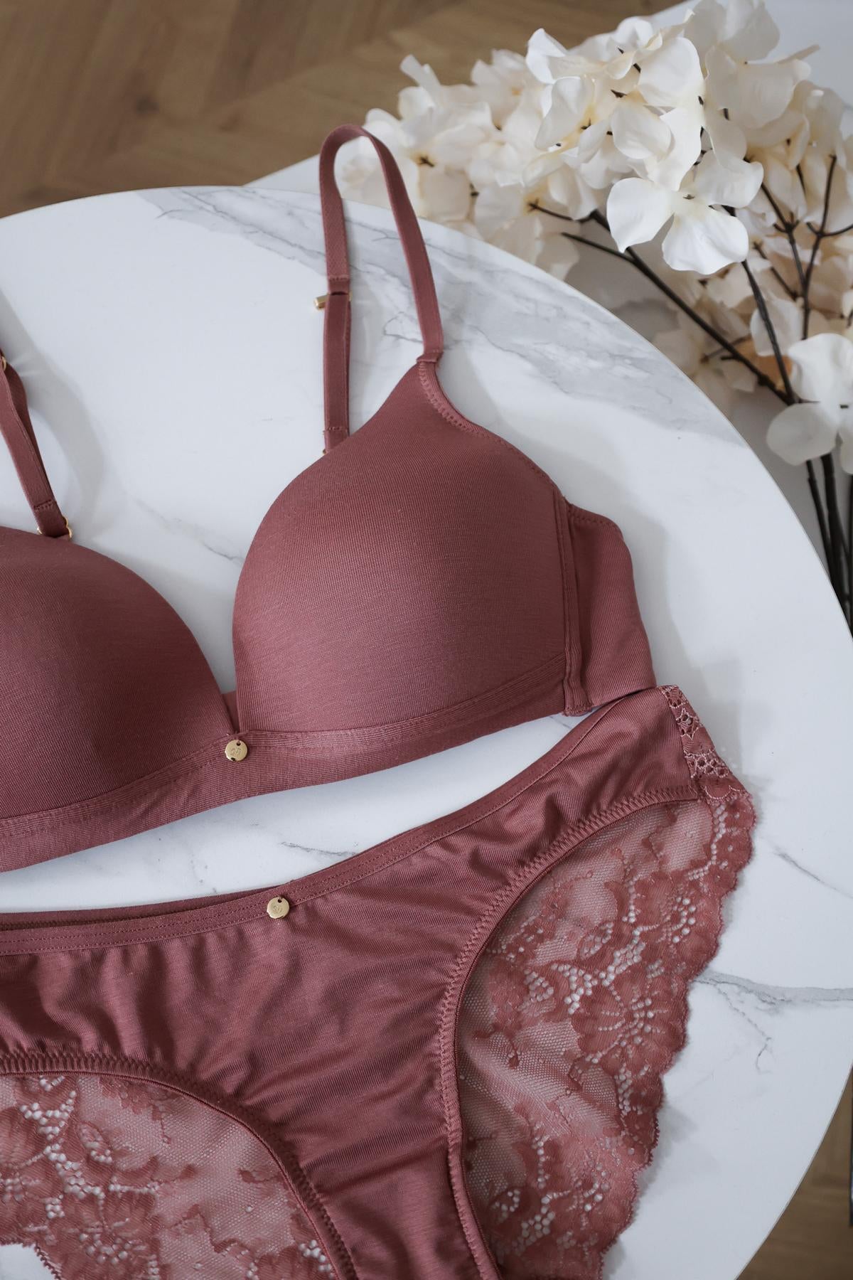 Bügelloser Softschalen-BH Tilda Perfekt unsichtbar unter hellen Oberteilen, feminine Braun-Rosa-Nuance für jeden Tag