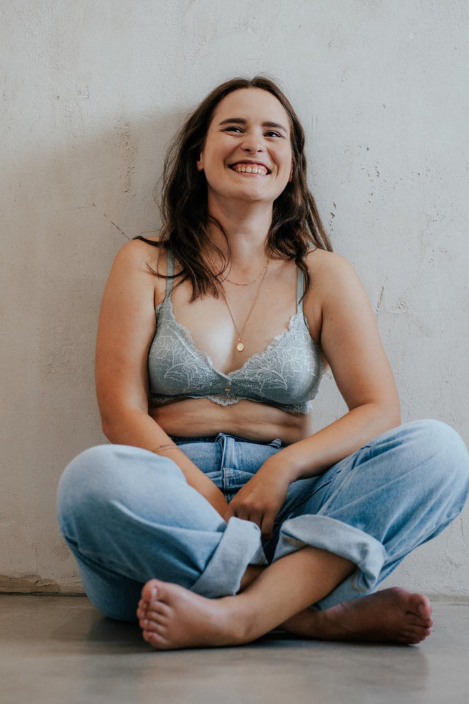 Spitzen Bralette fair fashion coco malou lachende Frau mit Jeans und BH