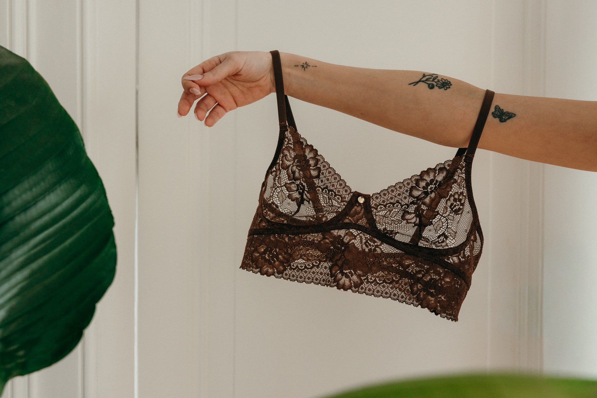 leichtes und nachhaltiges Spitzen-Bralette in Schoko-Braun an Arm