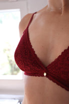 Nahaufnahme rotes Bralette mit Spitze bügellos bequem sexy von Coco Malou
