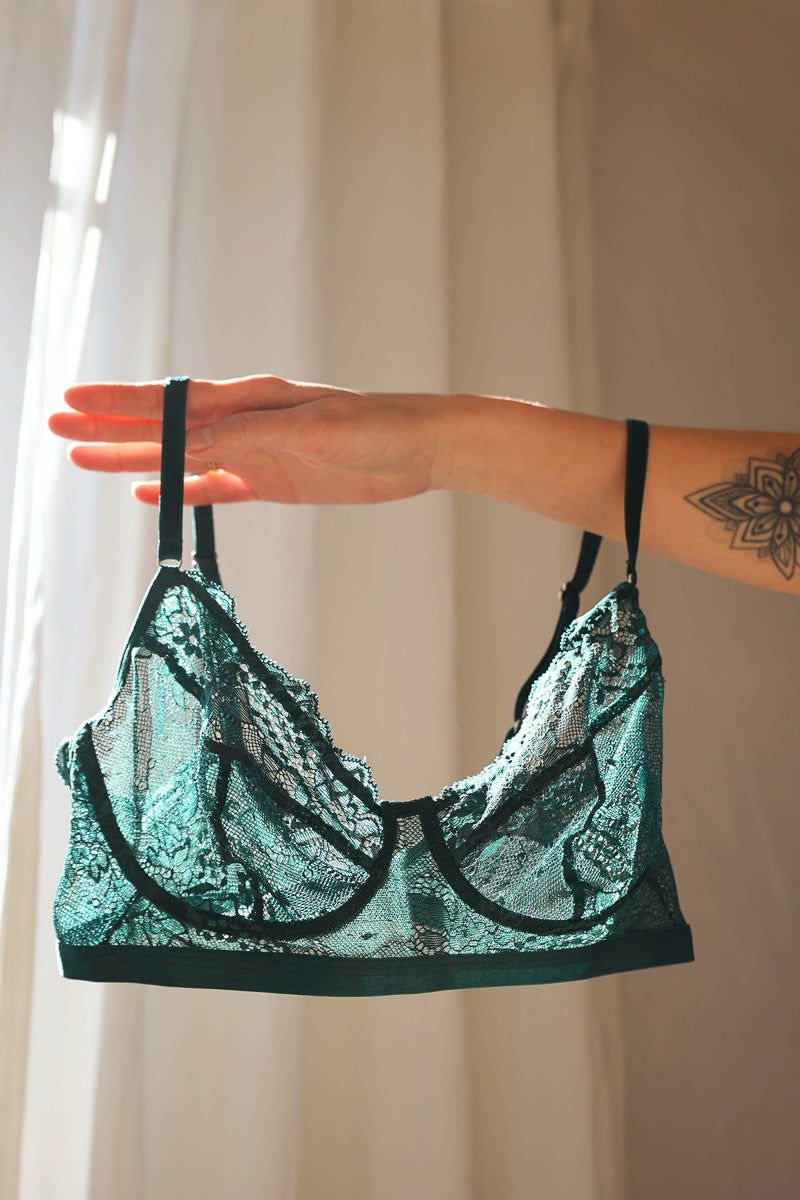 Spitzen-Bralette an Arm vor sonnigem Hintergrund von Coco Malou bügelloser BH