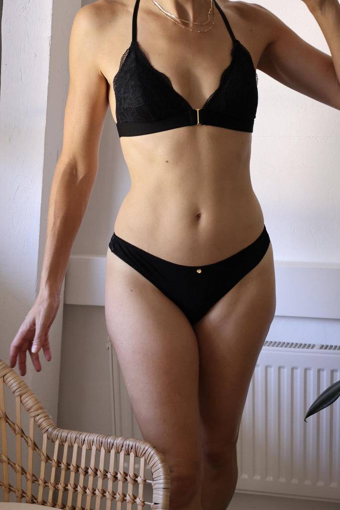String schwarz mit goldenem Anhänger nachhaltige Produktion ethical lingerie