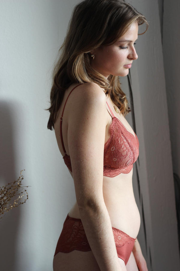rote Spitzenunterwäsche Coco Malou ethical lingerie verführerische nachhaltige Unterwäsche 