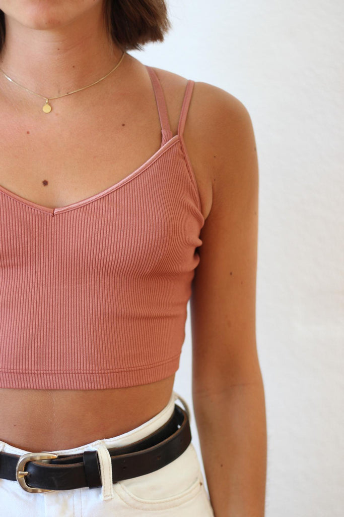 Nahaufnahme Bustier Croptop mit Feinripp terracotta