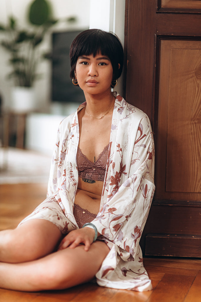 Kimono fair fashion Morgenmantel Coco Malou Satin Blumen